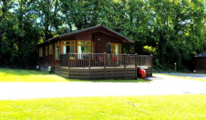 Rustic Lodge with Hot Tub for 4 - Finlake Spa Resort